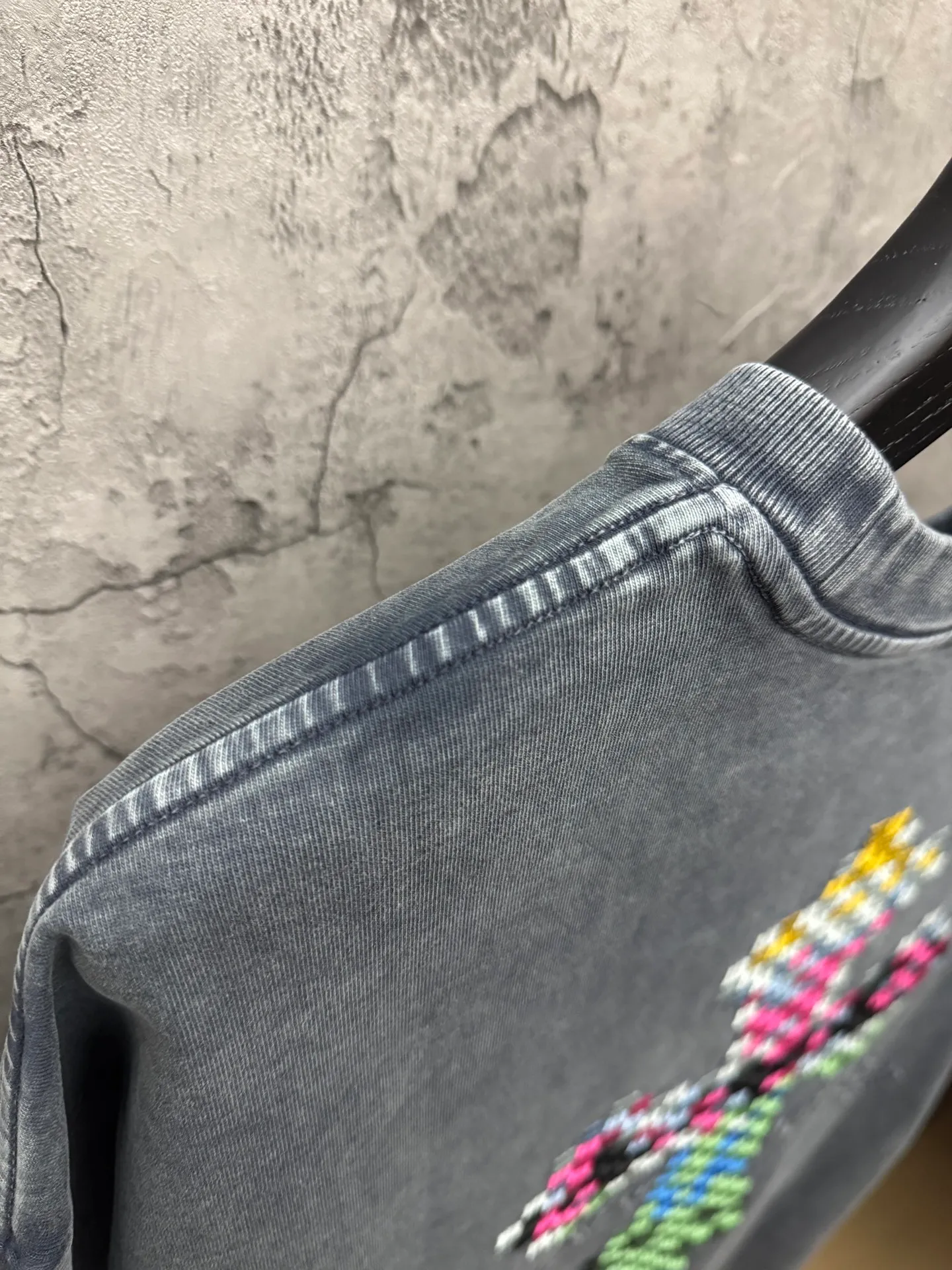 P220 top version, real shot without P, ​​different from market currency) 𝗖𝗵𝗿𝗼𝗺𝗲 𝗛𝗲𝗮𝗿𝘁𝘀/Chloe Heart 2026 Spring New Original Single Counter American Washed Patch Embroidered Couple Short Sleeves 👑The highest version! Customized fabric 320 grams, washed and fried. Best-selling model at the counter. Very comfortable to wear. Accessories: Original molded and authenticated collar label➕100% silk wash label. Genuine purchase-grade original hangtag➕matching hanging rope➕3D hanging beads➕original packaging bag. Craftsmanship: The original version has consistent wiring! The highest version of the armhole matching technique! Color: Black Gray Size: S M L XL Style No.: 6604